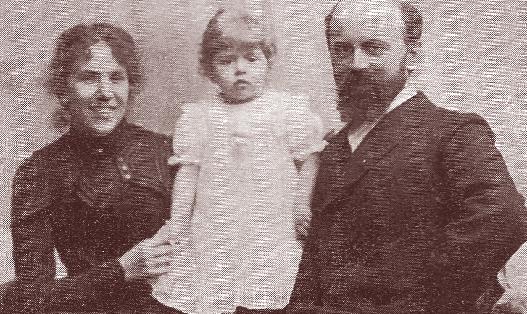 Perhekuva vuodelta 1902. Guss Mattssonilla ja hänen puolisollaan Sigrid Mattssonilla (1874 1958) oli yksi tytär, vuonna 1900 syntynyt Mia (k. 1947).