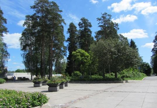 Alueen eteläosassa Porvoonväylän tuntumassa on myös muutamia rintamamiestaloja. Rakennetun alueen yleisilmettä hallitsee betoni.