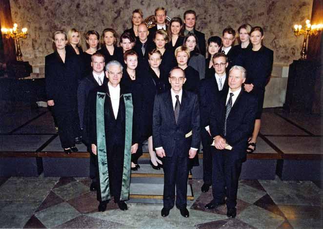 KUVA. Valmistuvien lääkärien valatilaisuus Turun yliopiston lääketieteellisessä tiedekunnassa 21.12.1999.