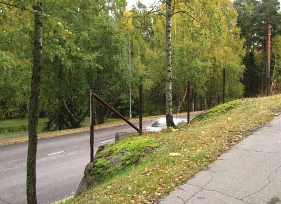 Kuva 21. Suoja-aita on ruostunut. Katuvihreän inventointikartalla kuva nro 40.