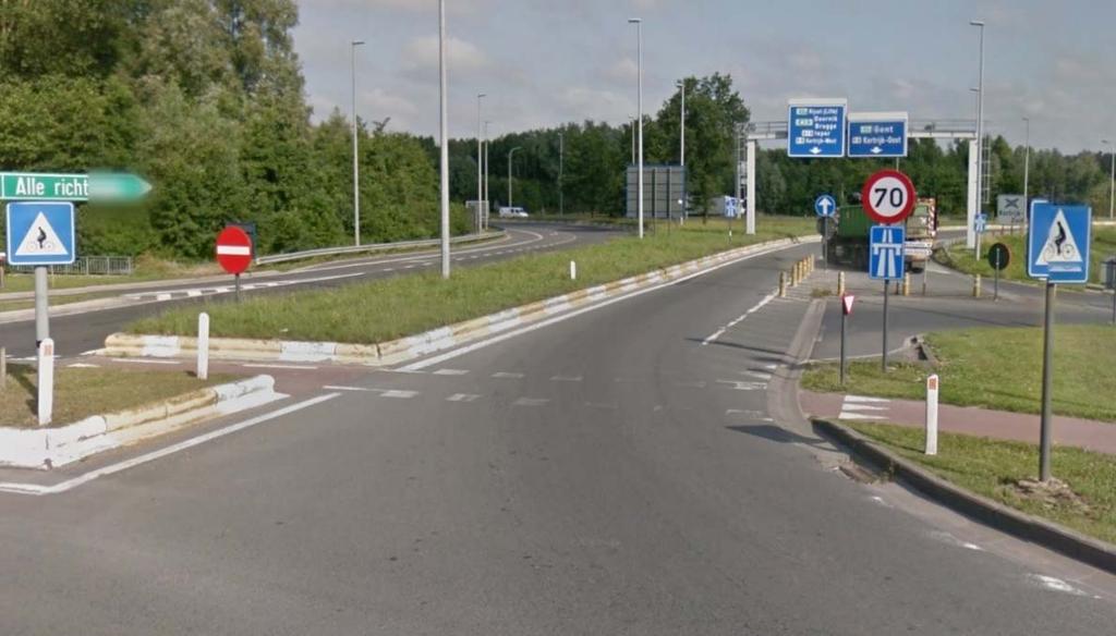 36 tapahtua vain autojen kiertosuunnan mukaisesti (Mobiel Vlaanderen 2017). Kuvassa 10 on näkymä belgialaisella maantiellä sijaitsevan kiertoliittymän poistumissuunnalta.