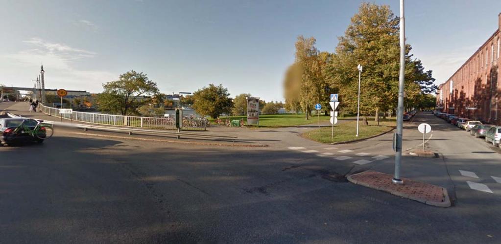 77 Kuva 26. Näkymä Porin sillan kiertoliittymän kiertotilasta sillalta kiertoliittymään saapuvalle yhdistetylle pyörätielle ja jalkakäytävälle (Google Maps 2017).