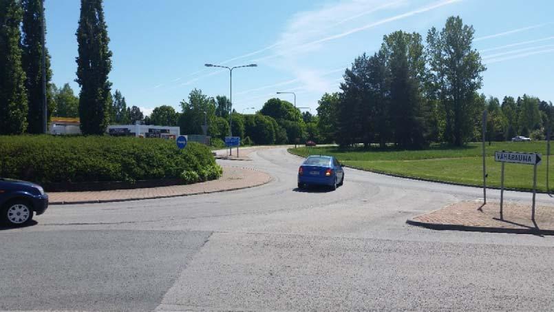 Kuvassa 30 on esitetty näkymä pohjoisesta etelään, kuvattuna kiertosaarekkeen luoteispuolen pientareelta.
