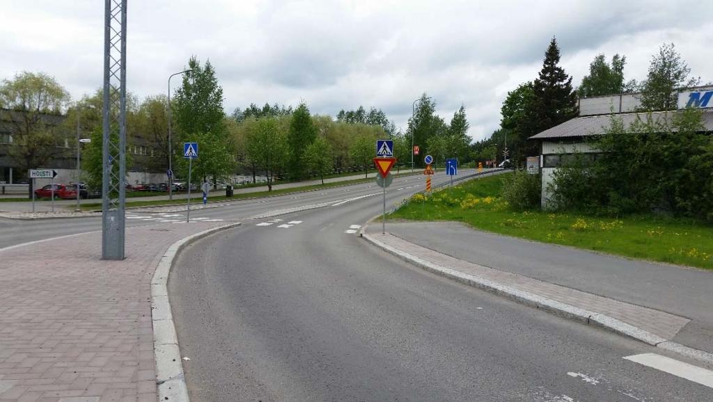 83 Havaintoja pyöräilyn turvallisuuteen mahdollisesti vaikuttavista tekijöistä Havainnointitutkimuksen yhteydessä huomiot kiinnittyivät nimenomaan oikealle kääntymiskaistaan Vasarakadulta Merasimelle.