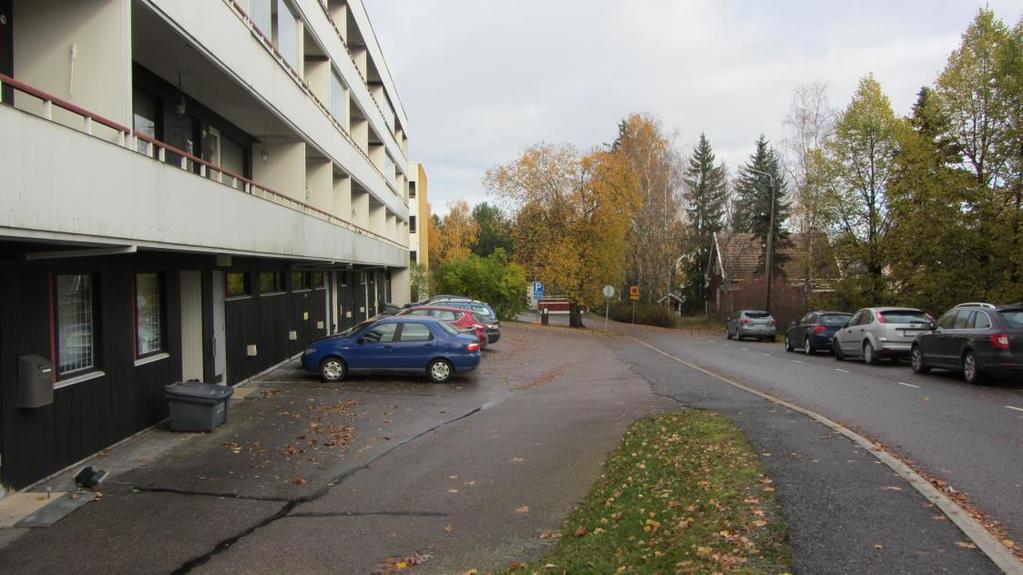 Terveysasema ja päiväkoti ovat noin 200 metrin etäisyydellä ja lähin päivittäistavarakauppa välittömästi suunnittelualueen