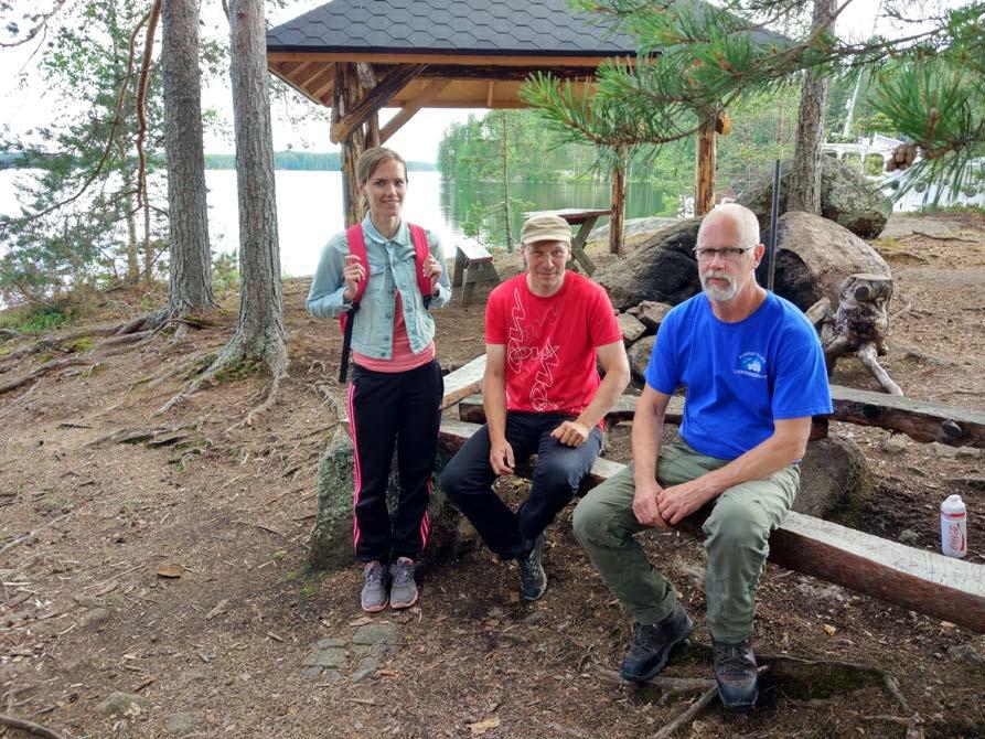 27.7. -testipäivä Majaniemellä. Kuvassa vasemmalta oikealle: Julia Käppi (tulkki), Markku Utriainen (Kalaja Retkeily, Majaniemi ry), Seppo Puttonen (Konneveden luontopalvelut, Majaniemi ry).