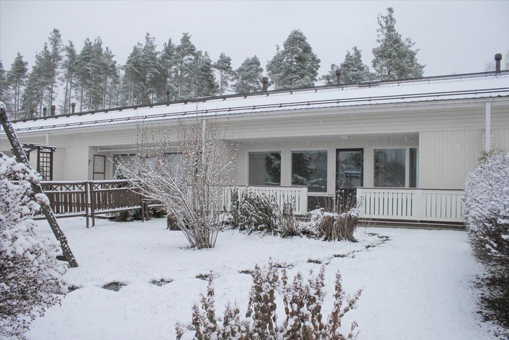 Siisti vaalea keittiö etupihan puolella ja olohuoneesta näkymä ja kulku omalle suojaisalle takapihalle.