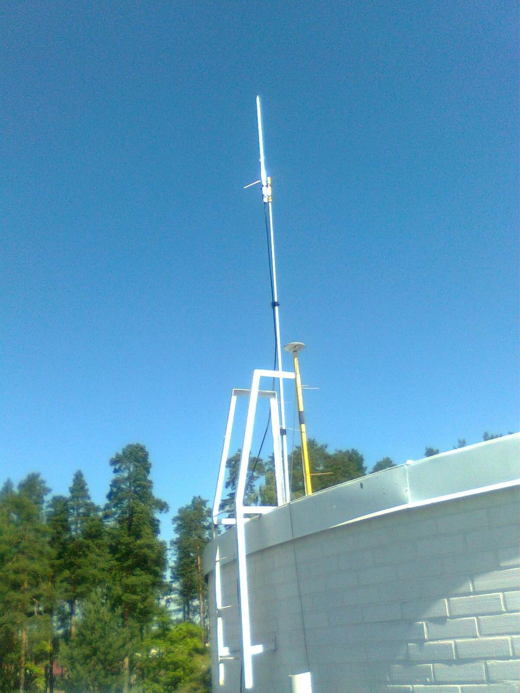 Kuva 6. Tukiaseman antenni kunnantalon katolla.