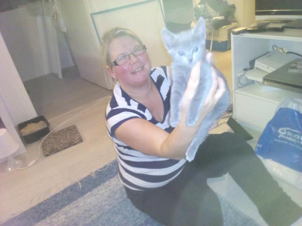 Kuvassa kummityttöni ja kissa Vertti, joka