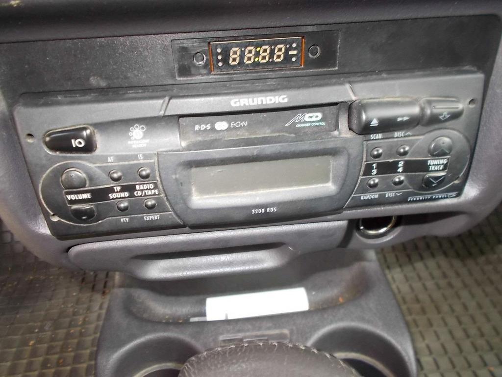 Talvirenkaiksi ostin 50 eurolla käytetyt Continental Nord Frost nastarenkaat, niinikään pentivanteilla. Auton radio on 80-luvun huipputeknologiaa oleva Grundig 3200. Siinä on myös c-kasettisoitin!