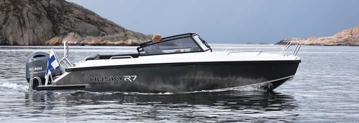 R7 istuu vakaasti ja tukevasti vedessä. Ajossa se onnistuu tuntumaan isommalta veneeltä kuin onkaan.