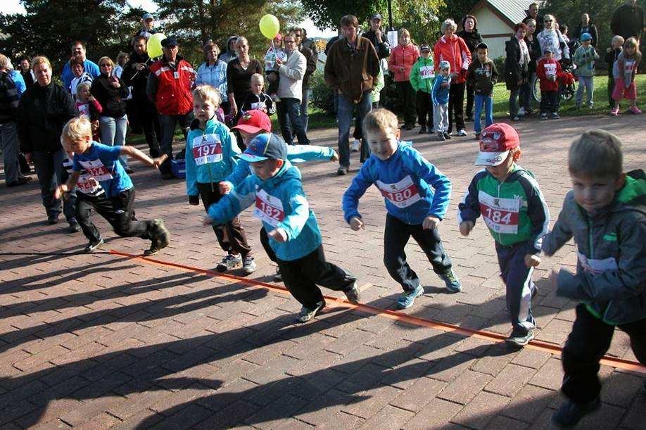Kirkon ympärijuoksu Forssassa 17.9.2017 klo 14. Forssan kirkon ympärijuoksussa kaikki osallistujat saavat mitalin. Sarjat ovat 4-10- vuotiaille lapsille.