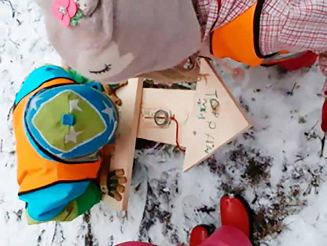 Ulkoilmaelämä on lapsista iloinen asia. Aikuiset huolehtivat, että lapset ovat tekemisen keskiössä. Lapsilla annetaan mahdollisuus kokeilla sekä osoittaa omaa osaamistaan ja tietämystään.