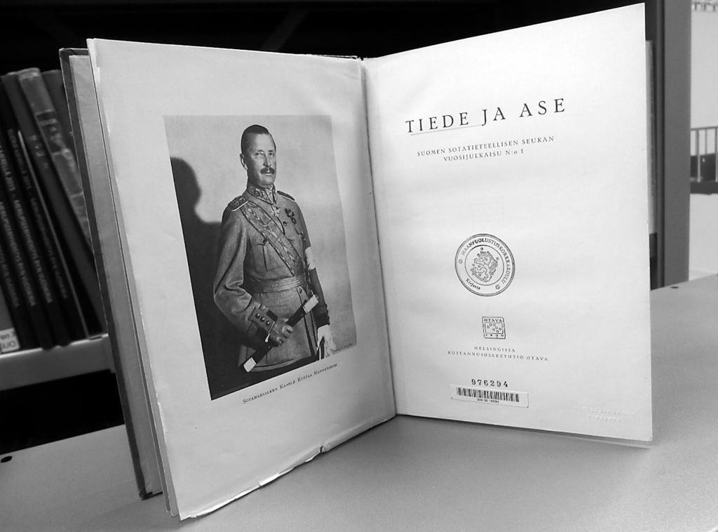 Johdanto Teossarjan syntyhistoria Vuonna 1927 perustetun Sotakorkeakoulun Upseerikerhon toimintaa jatkoi pari vuotta myöhemmin Suomen Sotatieteellinen Seura.