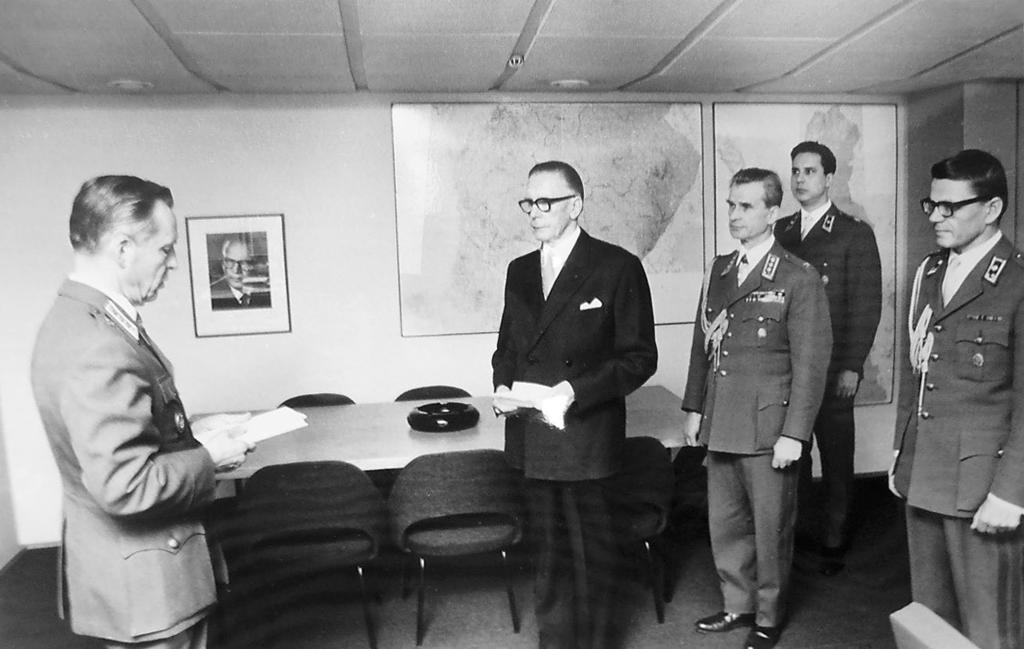 Kuva 2. Tiede ja ase-vuosikirjan toimituskunta luovuttamassa vuoden 1969 teosta Puolustusvoimain komentajalle.