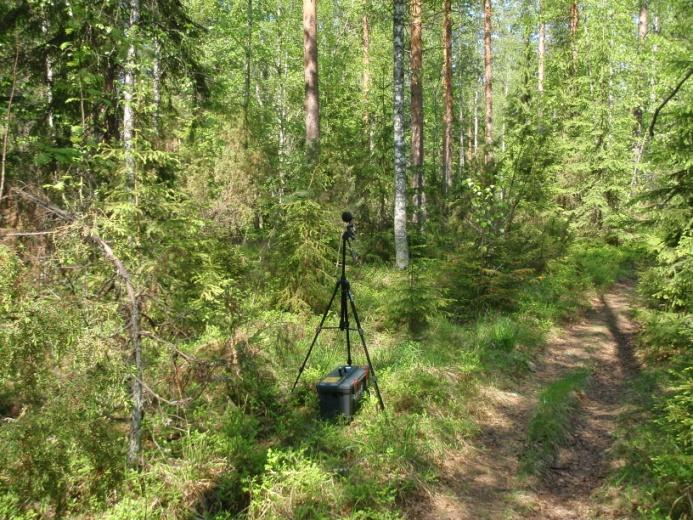 Hollolan kunta Kukonkankaan Ak-meluselvitys Melumittauspöytäkirja LIITE 3 (1/4) 31.8.11 RUHA Ajankohta: Mitattava kohde: Mittauspaikka: Etäisyys kohteeseen: Valokuva mittausplta: 31.5.-1.6.