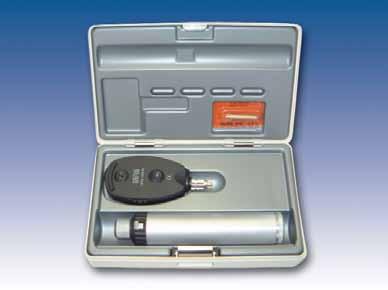 set Otoskop i oftalmoskop K180 sa BETA ručkom za baterije od 2,5V i setom spekuluma za jednokratnu upotrebu. Isporučuje se u čvrstoj kutiji.