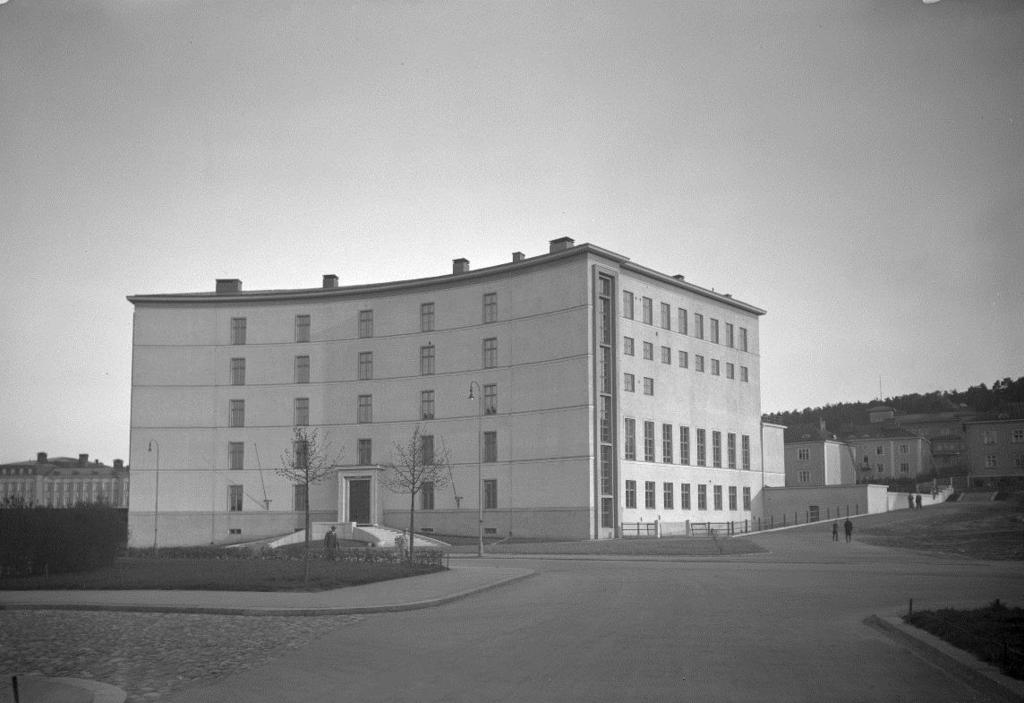 11 Koulujen kaupunki Lyseon rakentaminen Pyynikintorin etelälaitaan viimeisteli esteettisesti toriaukean perspektiivisen muodon.