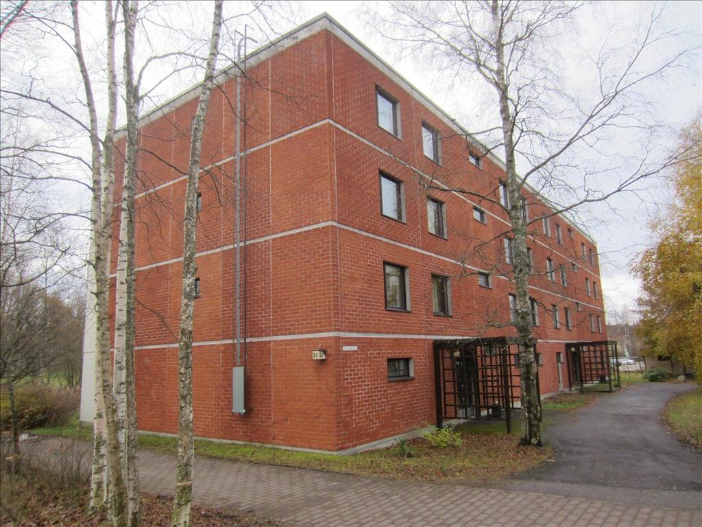 Huoneisto on avara ja valoisa ja siellä on paljon säilytystilaa mm. vaatehuone ja kaapistoja. Rv-1985.