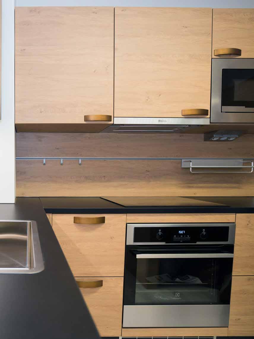 TEEMA-MALLIKEITTIÖ: Teema-ovet oven värisellä reunanauhalla kuuluvat