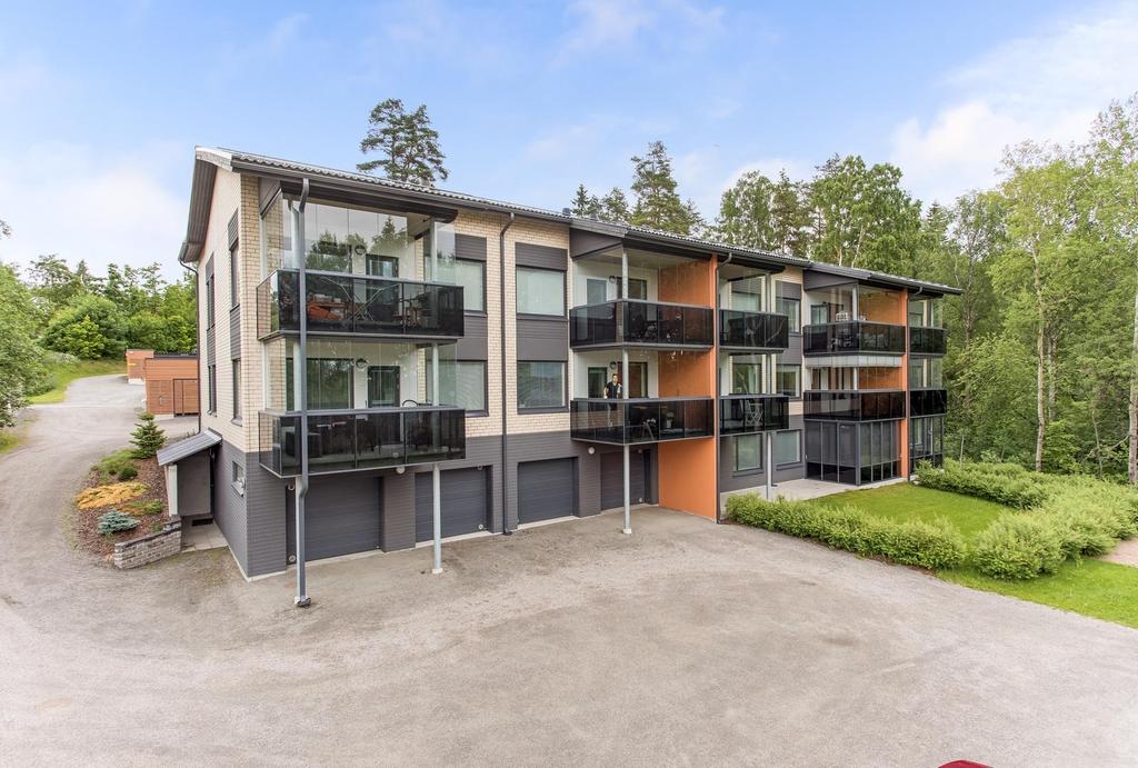 Näkymät Jyväsjärvelle, iso lasitettu terassi josta käynti omalle piha-alueelle.