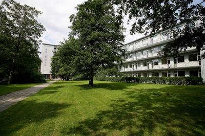 Medical Spa & Hotel Estonia **** hiustenkuivaajien vuokraus. Hotelli sijaitsee Pärnun puistokaupunginosassa, n. 1 km keskustaan ja n. 350 m uimarannalle. Rakennettu 1977.