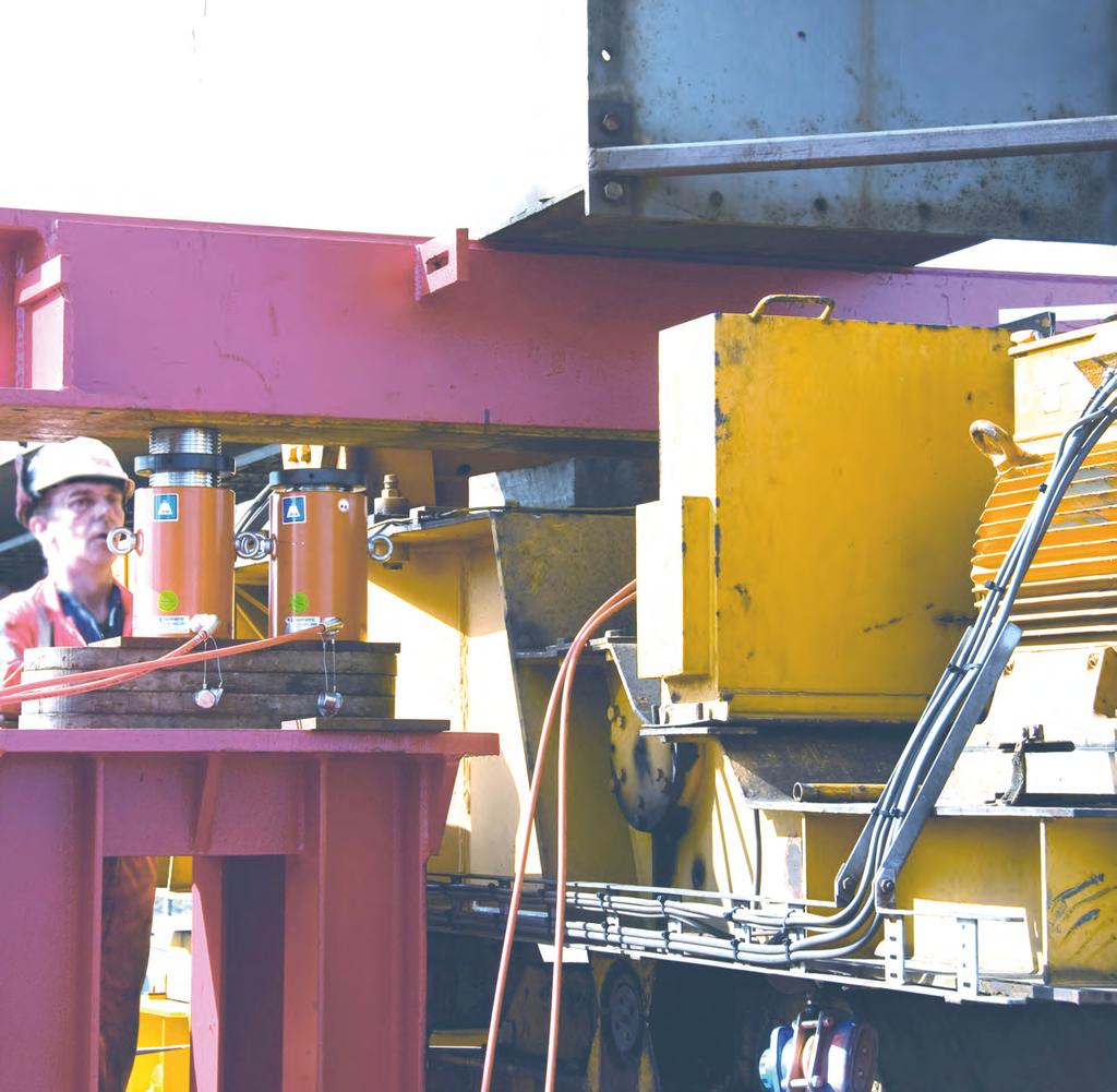 54 HYDRAULISYLINTERIT JA TUNKIT 55 HYDRAULIJÄRJESTELMÄT 56