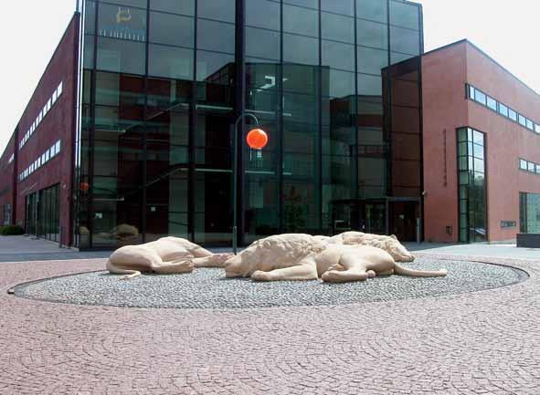 71 ANN SUNDHOLM nimi: Oasen, 2006 sijainti: Jan-Magnus Janssonin aukio rakennuttaja/tilaaja: Pro Artibus Teos sijaitsee aukiolla Arcada koulurakennuksen pääsisäänkäynnin edustalla.
