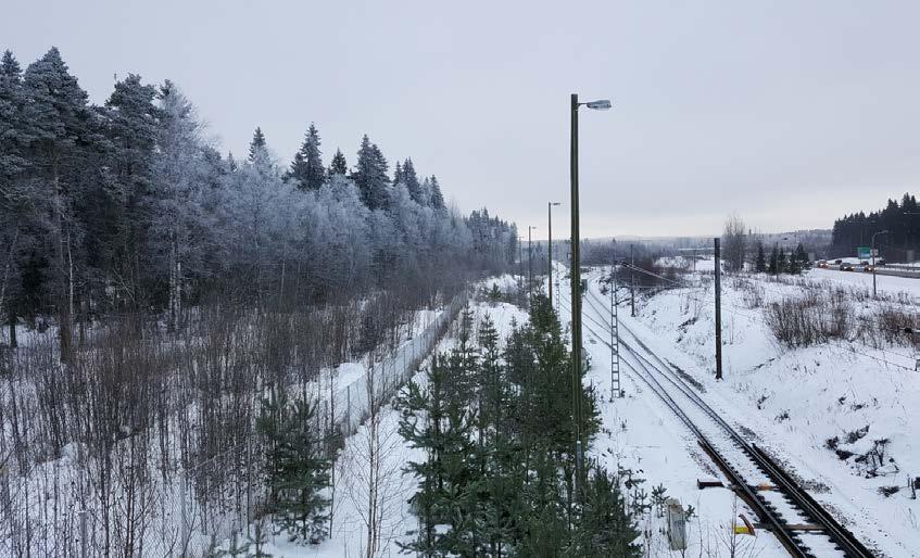 kuva 1. Suunnittelualuetta viistoilmakuvasta (Blom Kartta Oy 2016 Kuva 2. Rautatie idän suuntaan kuvattuna (Ruokonen 12/2016).