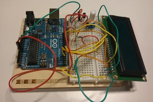 Ulkoiset liitokset Arduinoon ja muihin komponentteihin tehdään hyppylangoilla Arduino/Genuino Starter Kit on aloittelevalle harrastajalle sopiva sarja, jossa Arduinokortin, komponenttien ja kattavan