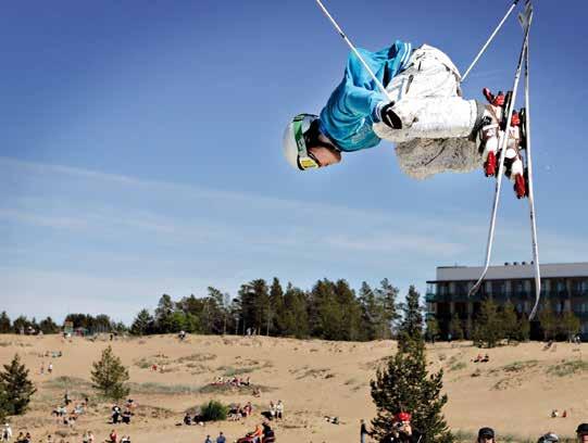 Suomen parhaat lumilautailijat ja newschool-hiihtäjät tarjosivat mieliinpainuvan näytöksen auringonottajille Kalajoen Hiekkasärkillä.