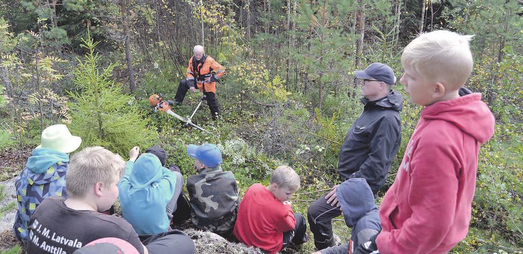koululaisille. Syksyllä 2015 järjestimme yhteistyössä 4H-kerhon ja Metsäsäätiön kanssa koululaisten metsäpäivät Kerimäellä ja Punkaharjulla sekä Mikkelin ammattikorkeakoulun kanssa Mikkelin Otavassa.