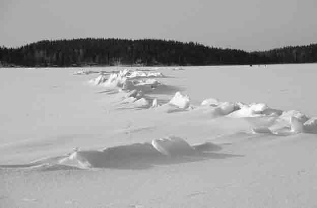 aan erilaisissa kulmissa (Mustonen 1986, s. 57). Kun rakoihin noussut vesi jäätyy, eivät vanhan jään reunat pääse enää sään lämmetessä yhtymään ja sitä seuraa kova paine sivusuuntaan.