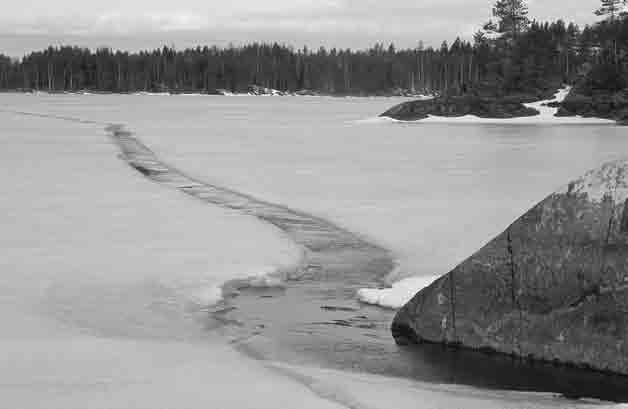 Myös kova tuuli saa kitkan vaikutuksesta jään liikkumaan ja voi muodostaa railoja tai harjanteita.