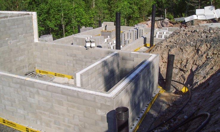 Ylipursunut laasti poistetaan saumoista mahdollisimman pian. Perustuksen yläpinta tasataan tarvittaessa betonilla tai laastilla.
