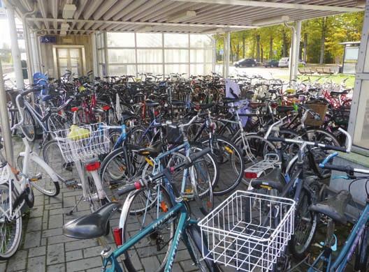 Radan itäpuolella nostetaan nykyisen pyöräpysäköintialueen laatua uusimalla pyörätelineet Myllytien ja Pajalantien kulmauksessa.