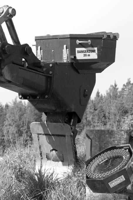 Kaivinkoneeseen liitettävässä Bräcke Planter -istutuslaitteessa on mätästyslevy. Taimet ladataan kansilevyn allaolevaan rulettiin.
