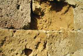 Kun suolaa sisältävä vesi haihtuu seinän pinta-alueelle, suolat jäävät seinään tai sen pinnalle, johtaen kasvavaan suolapitoisuuteen.
