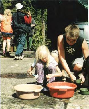 Ruoka haettiin G-veneillä Mäkiluodon linnakkeelta (siitä suurkiitos emännälle!), mutta sen tarjoilussa ja muussakin huollossa olivat apuna vanhat konkarit Pena ja allekirjoittanut, Tiina.