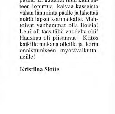 Tyttöjen teltta nousee. vaatekappale kuitenkin kuuluu! Aamu aloitettiin aina lipun nostolla ja illalla laulettiin leirinuotiolla meren kohistessa taka-alalla.