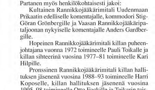 % i* ' B i i i' Rannikkojääkärikillan puheenjohtaja Aarne Krogerus laskee killan seppeleen Teikarin kivelle Dragsvikissä.