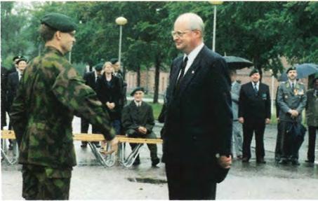 rannikkojääkärien tunnuksen, merikotkanpäätä esittävällä kokardilla varustetun vihreän baretin.