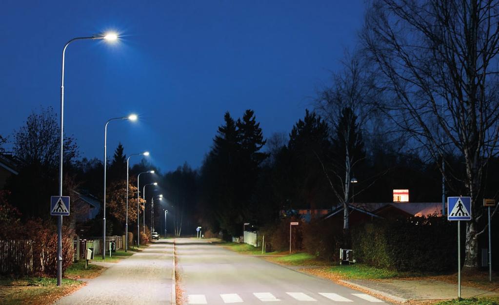 Valaistus, joka palvelee kaikkia Teillä, jotka yhdistävät asuinalueet maanteihin tai teollisuusalueisiin, tarvitaan niin jalankulkijoille kuin