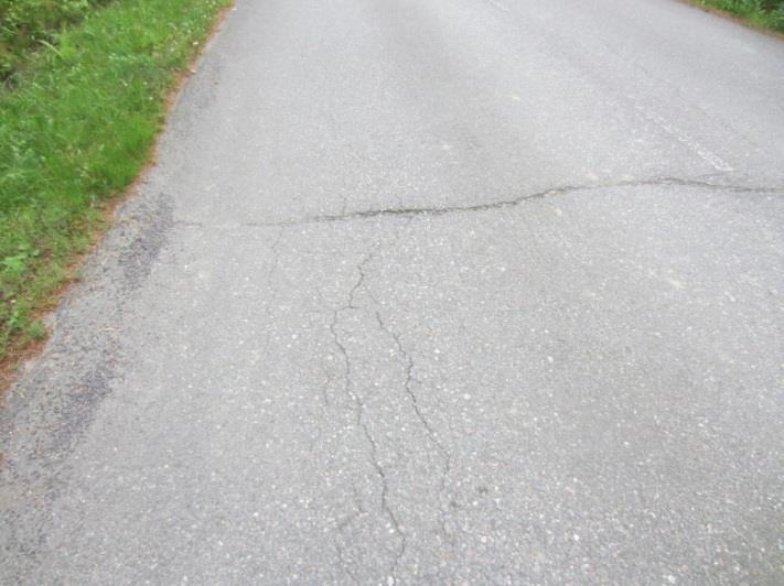 25 2.1.9 Tarkasteluväli 9 10 Tieosuudella on tasaisin välein poikkihalkeamia, joiden vierus on purkaantunut kuvan 16 mukaisesti. Kuva 16.