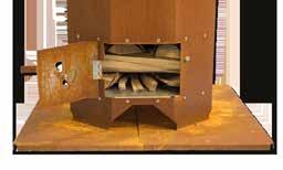 Täysi pussi asetetaan polttouunin sisällä olevalle ritilälle ja alaluukkuun asetetaan sopiva määrä puuta (noin 2 kg) poltettavaksi.