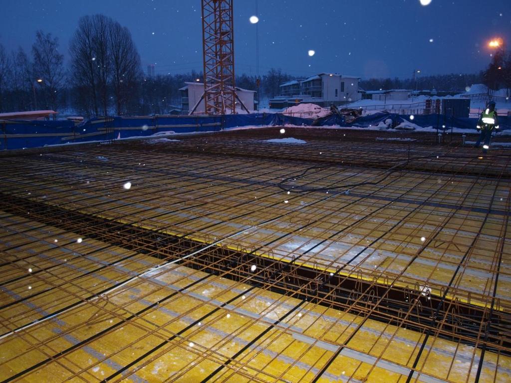 Kuva 7. Holvin raudoitus. Juuri ennen betonoinnin alkamista poistetaan lumi ja jää höyryn avulla muotista (kuva 8).