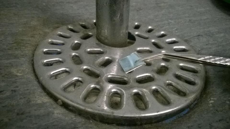 Laboratoriohuoneeseen laitettiin kolmeen kohtaan (lattiakaivon ritilälle, pesualtaaseen ja pöytätasolle)