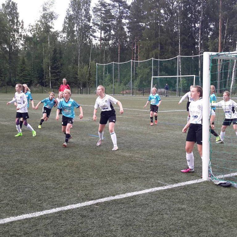 kuuluvaa Tuiskua vastaan asettui motivoitunut ja agressiivisesti pelaava joukkue, joka oli vielä toisella puoliajalla kutkuttavassa 2-1 johdossa. D-tytöt ovat pelanneet sarjassa nuorella joukkueella.