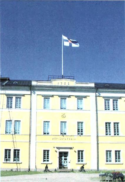 Kirjan sivuilta selviävät ne lukuisat haasteet ja mukautumiset joihin koulu on vuosikymmenien aikana joutunut tai järjestelmällisesti pyrkinyt.