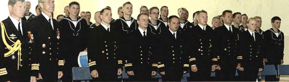 Kokelaiden edessä rivi tyytyväisiä kouluttajia. kulun I r t p i i i M 147 21.4.-28.7.2005 Suomenlinna " T Tyvät herrat, asunnosta J.